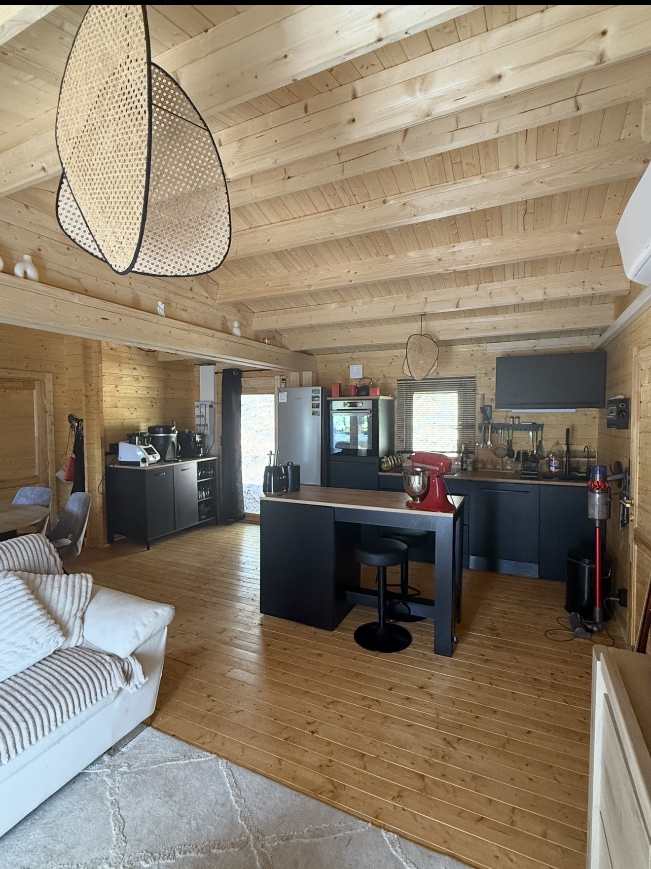 Cuisine ouverte sur le salon dans un chalet en bois du Domaine des Parcs