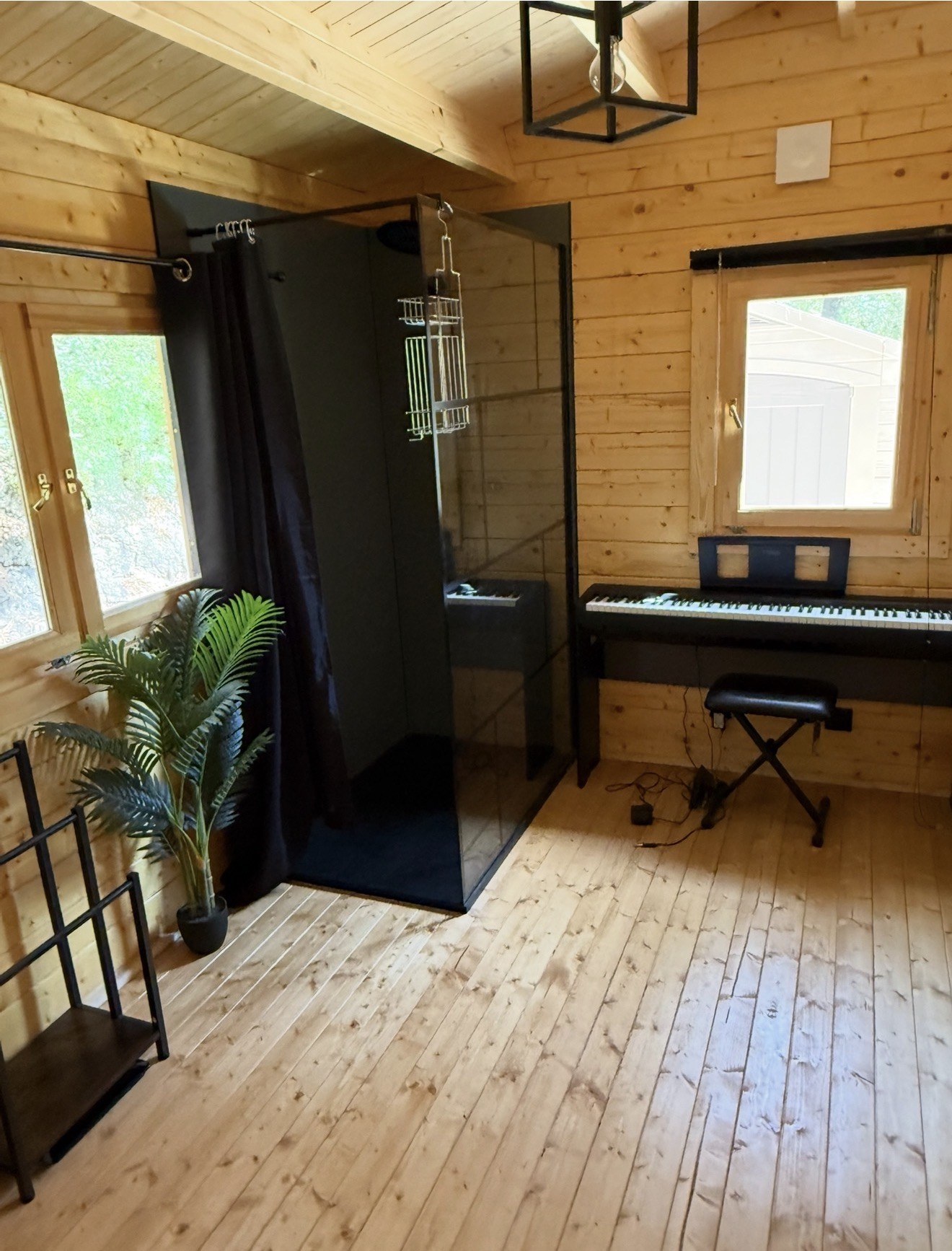 Douche à l'italienne et espace de vie dans un chalet en bois du Domaine des Parcs
