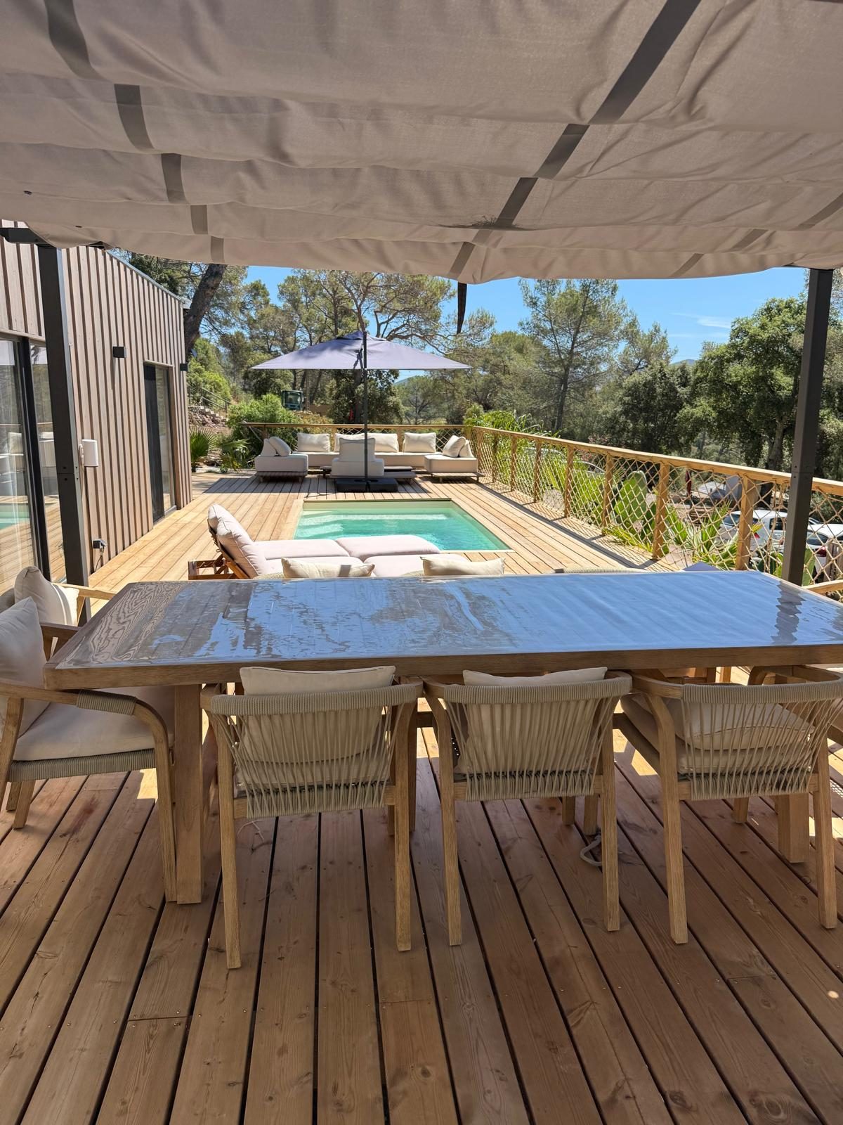 Espace repas extérieur et piscine sur la terrasse d'un chalet