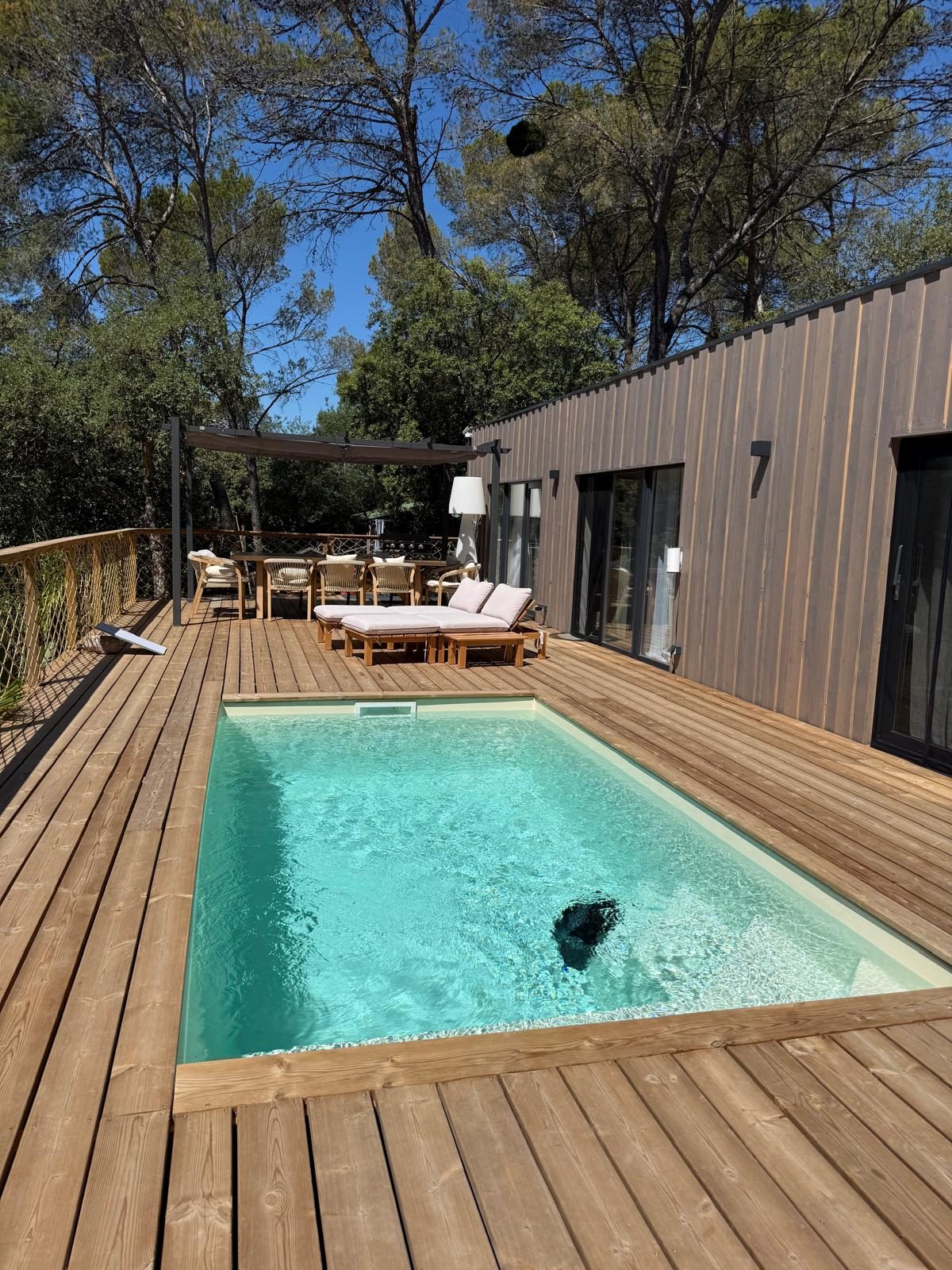 Piscine turquoise devant un chalet du Domaine des Parcs