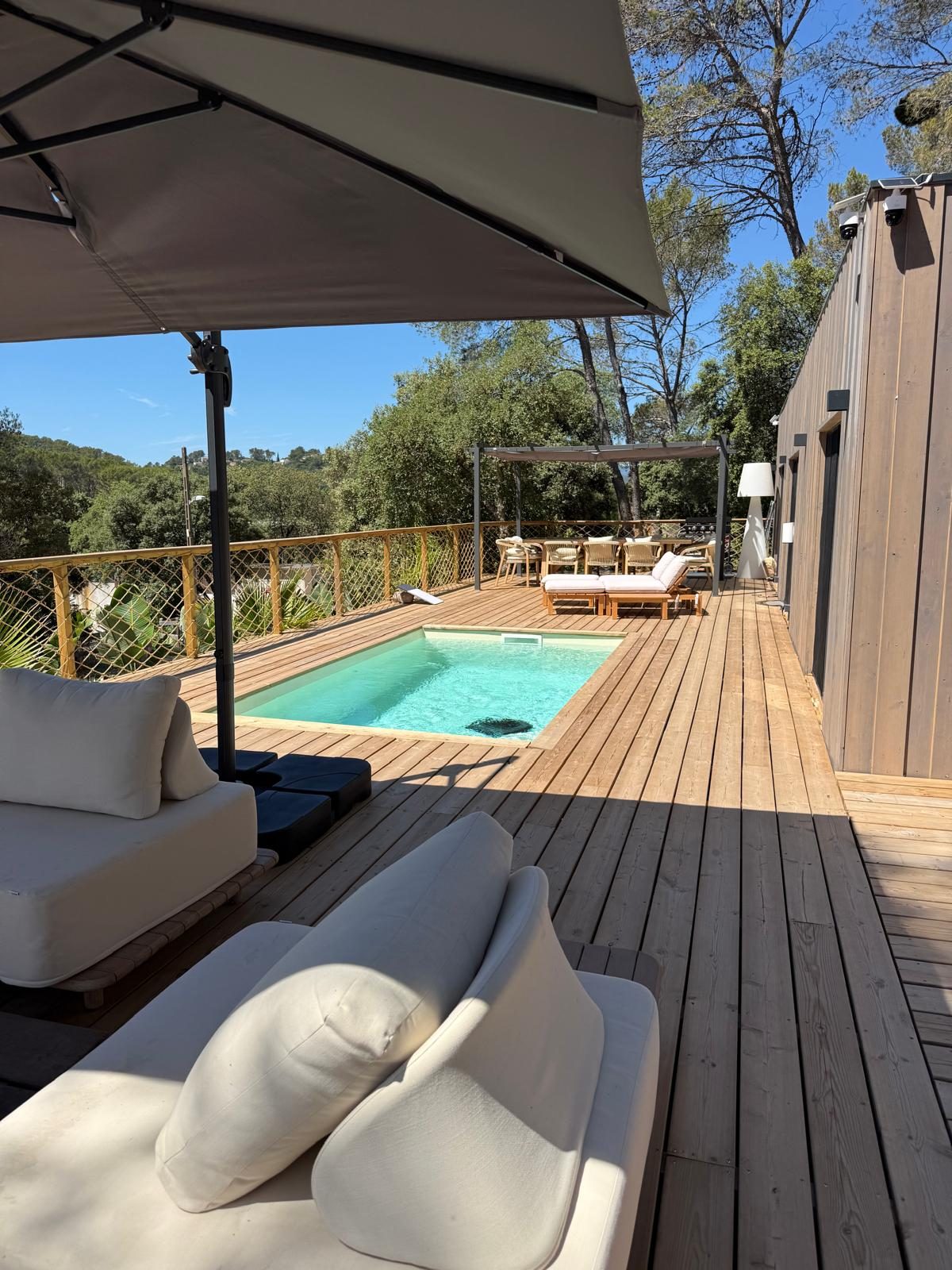 Piscine et terrasse en bois d'un chalet du Domaine des Parcs