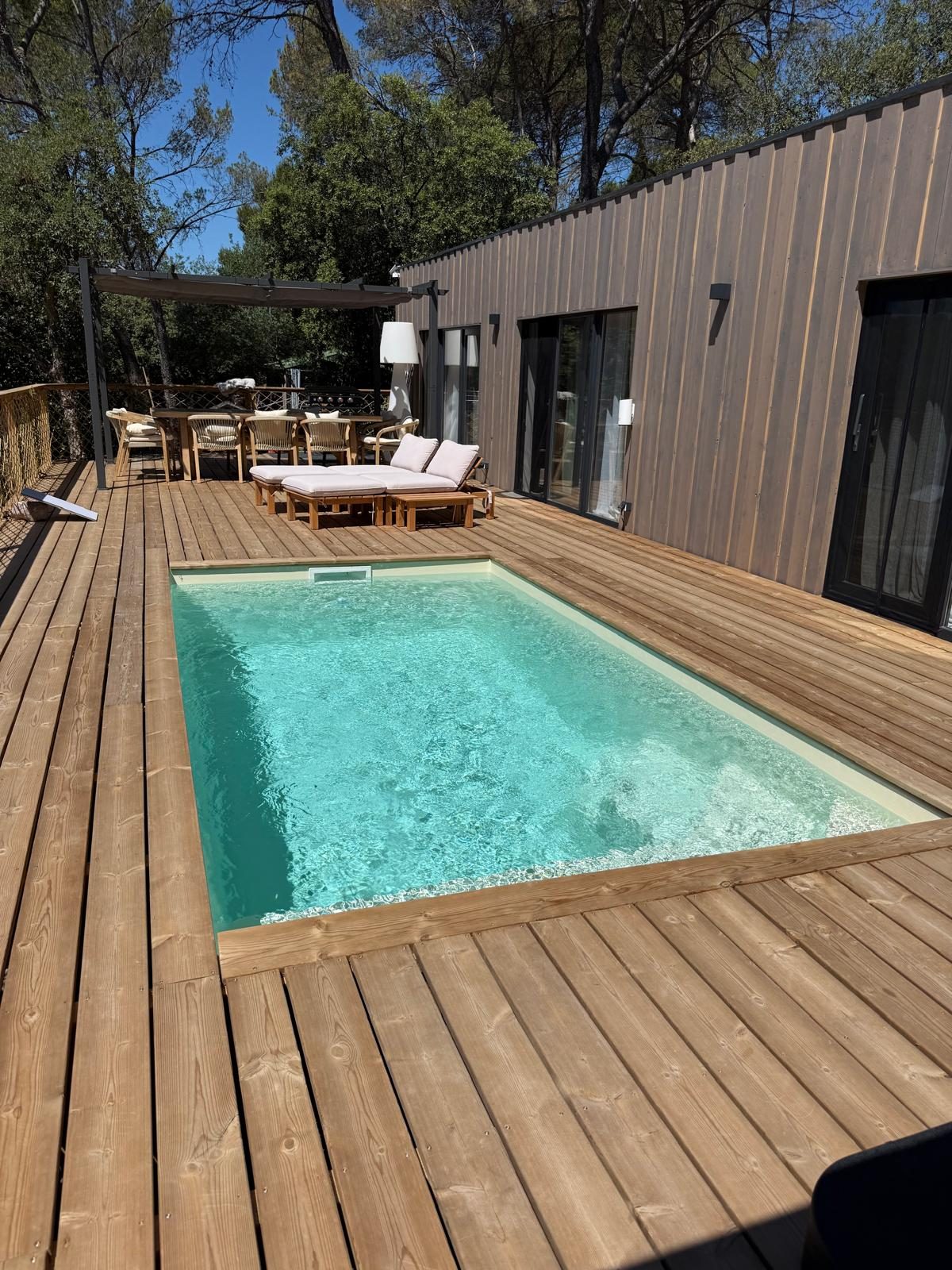 Piscine et terrasse d'un chalet au cœur de la forêt des Maures