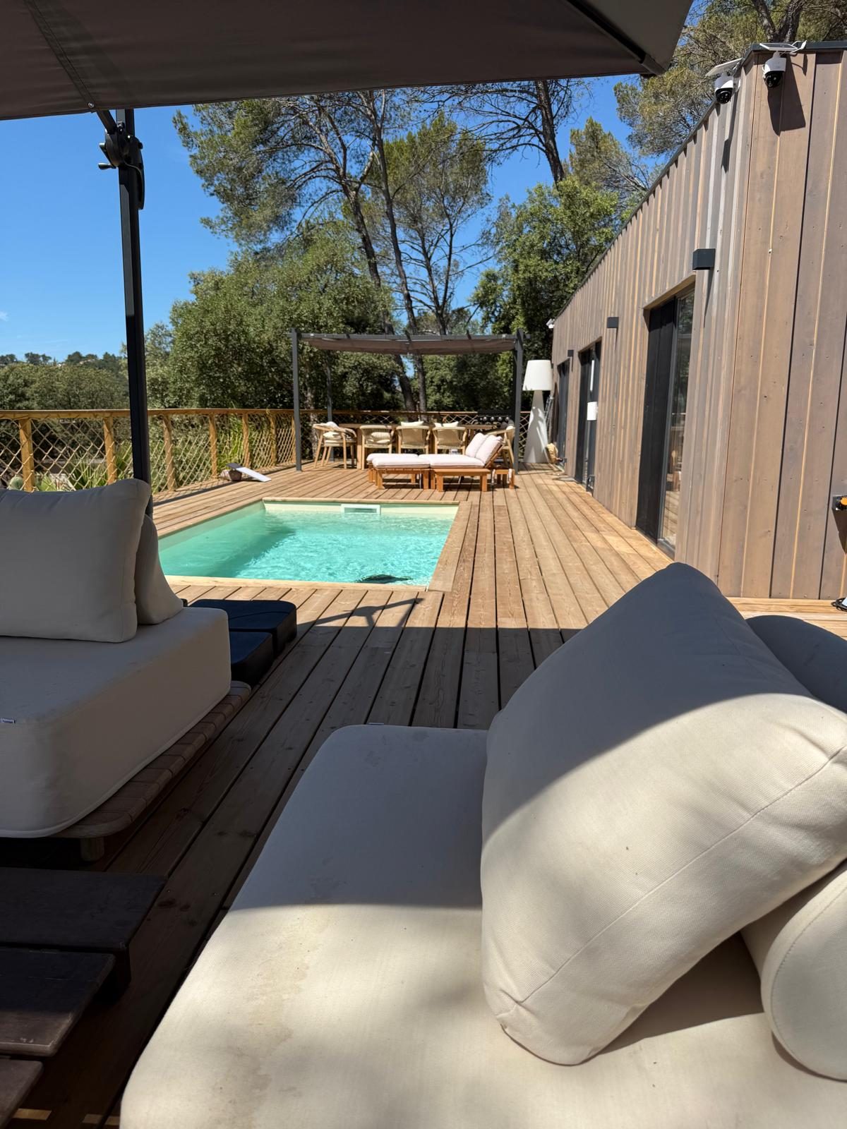Piscine avec transats sur la terrasse d'un chalet