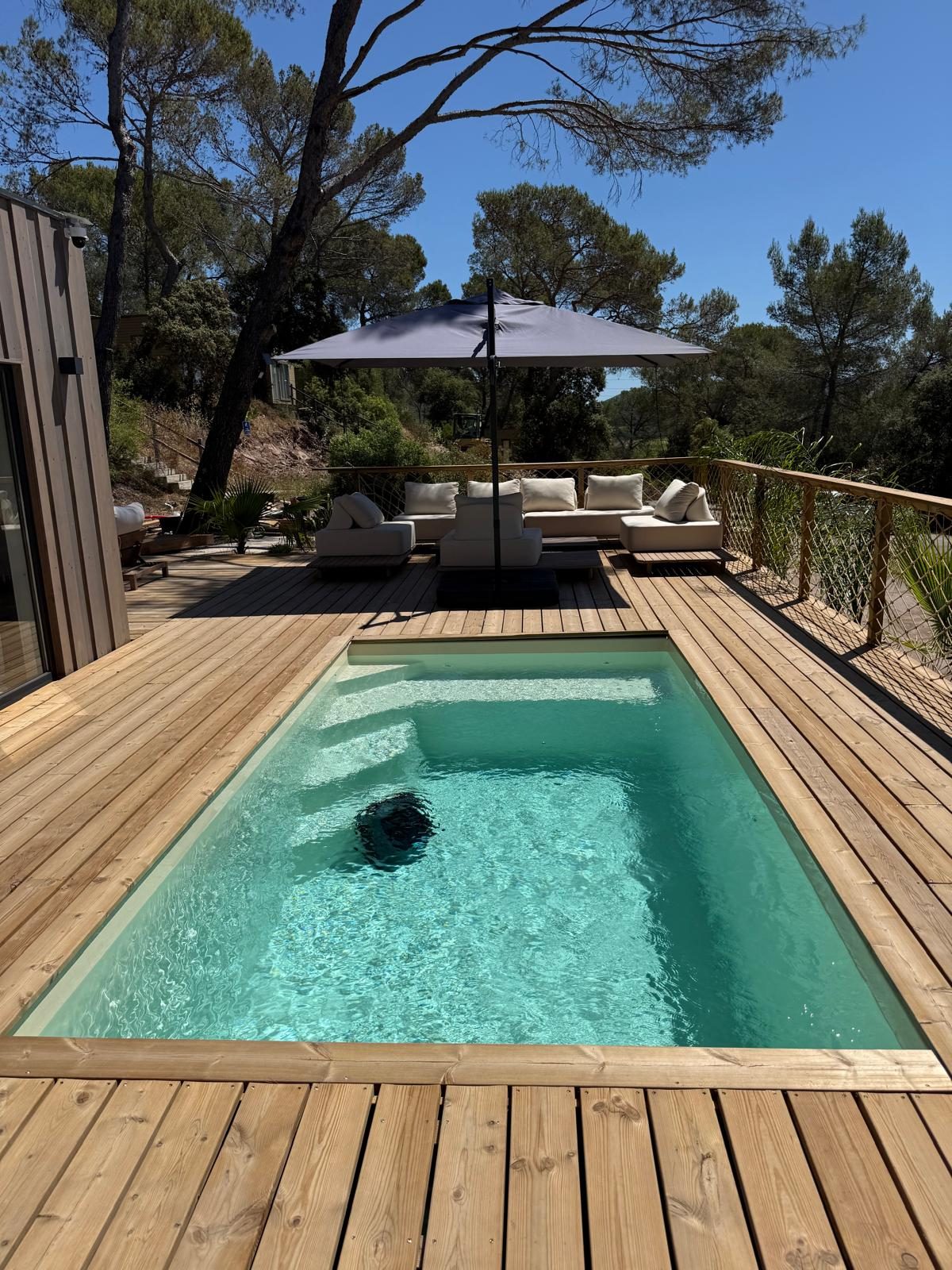 Piscine et large terrasse en bois d'un chalet dans les Maures