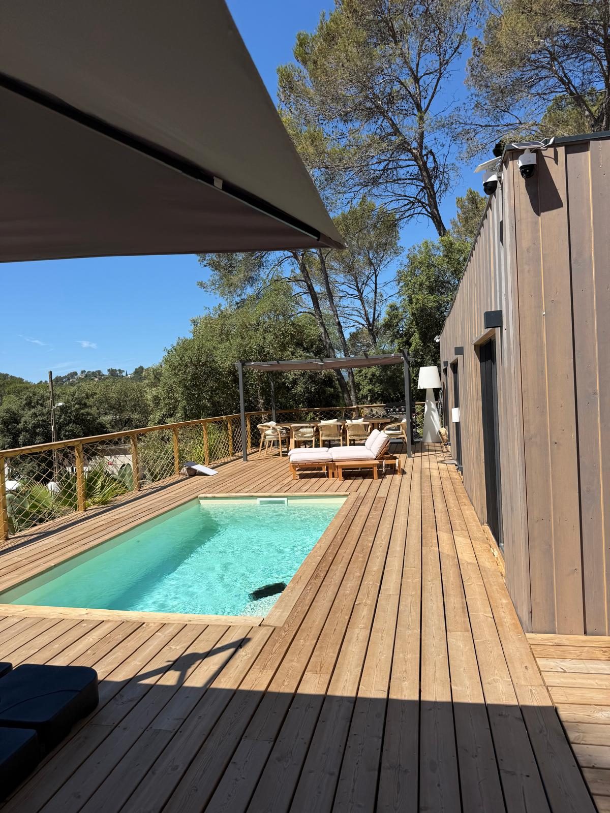 Piscine et terrasse d'un chalet au cœur de la forêt des Maures (vue 2)