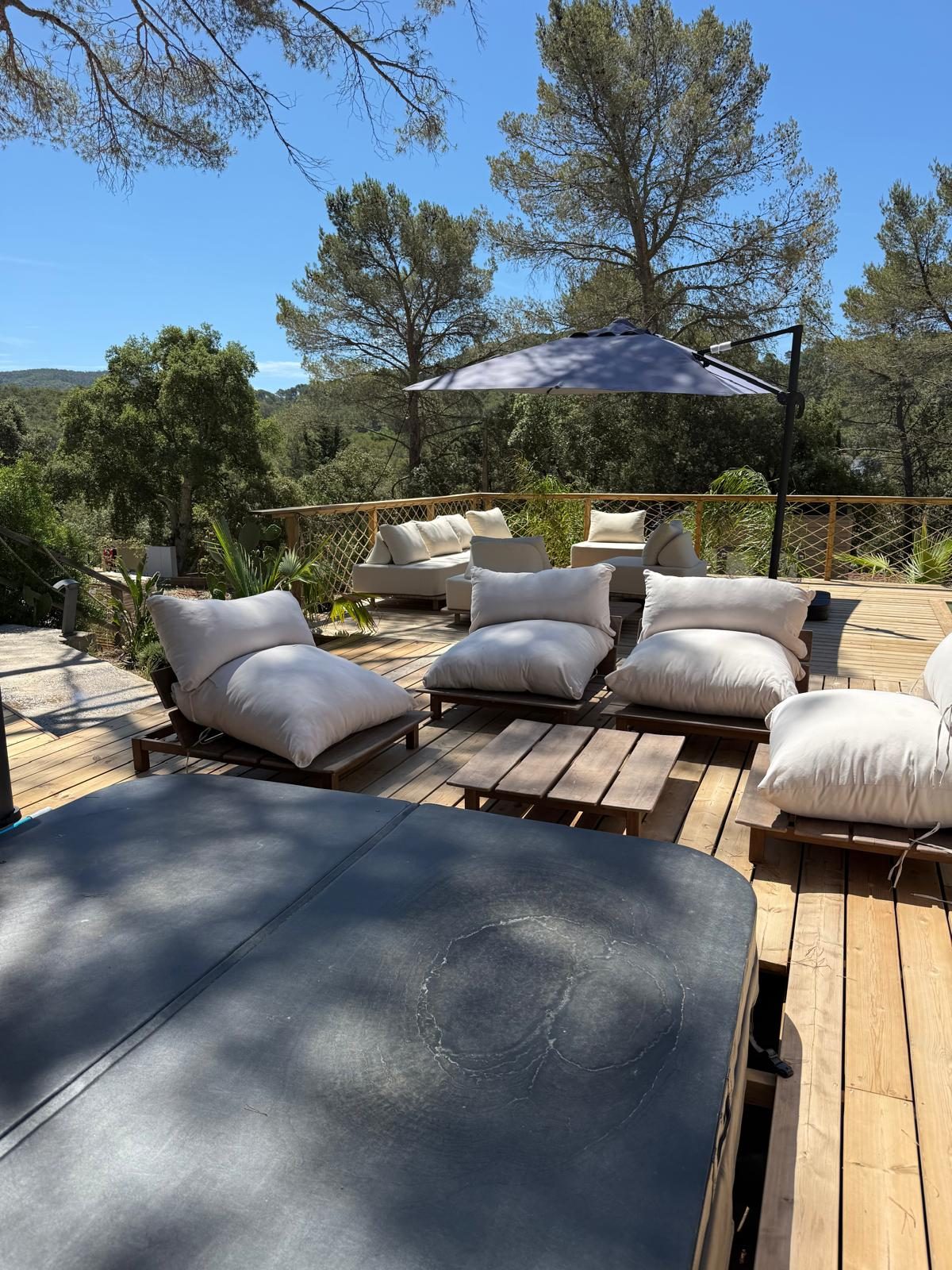 Salon d'extérieur sur terrasse avec vue sur la forêt des Maures