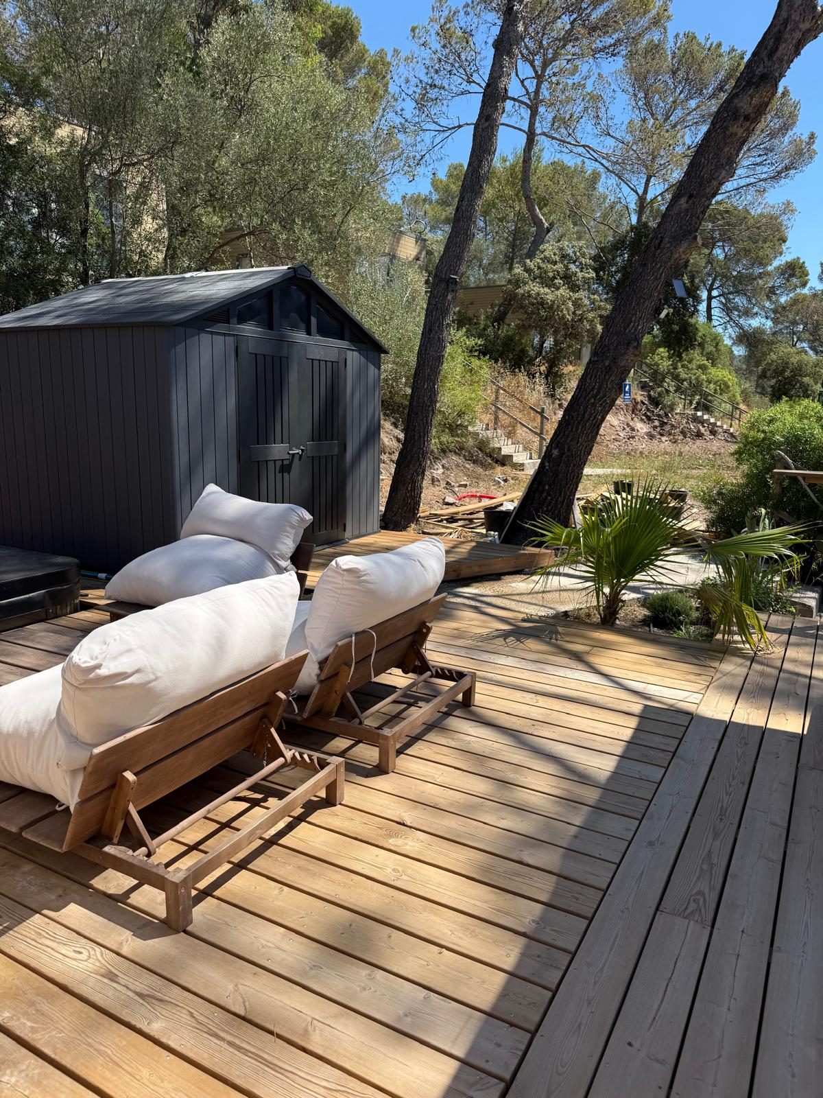 Espace détente avec transats sur la terrasse d'un chalet