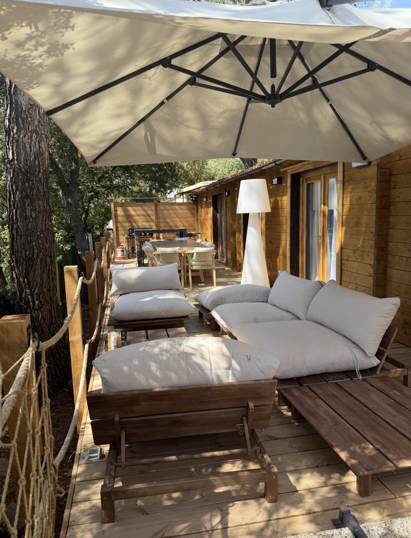 Terrasse ombragée d'un chalet en bois au Domaine des Parcs à Pierrefeu-du-Var