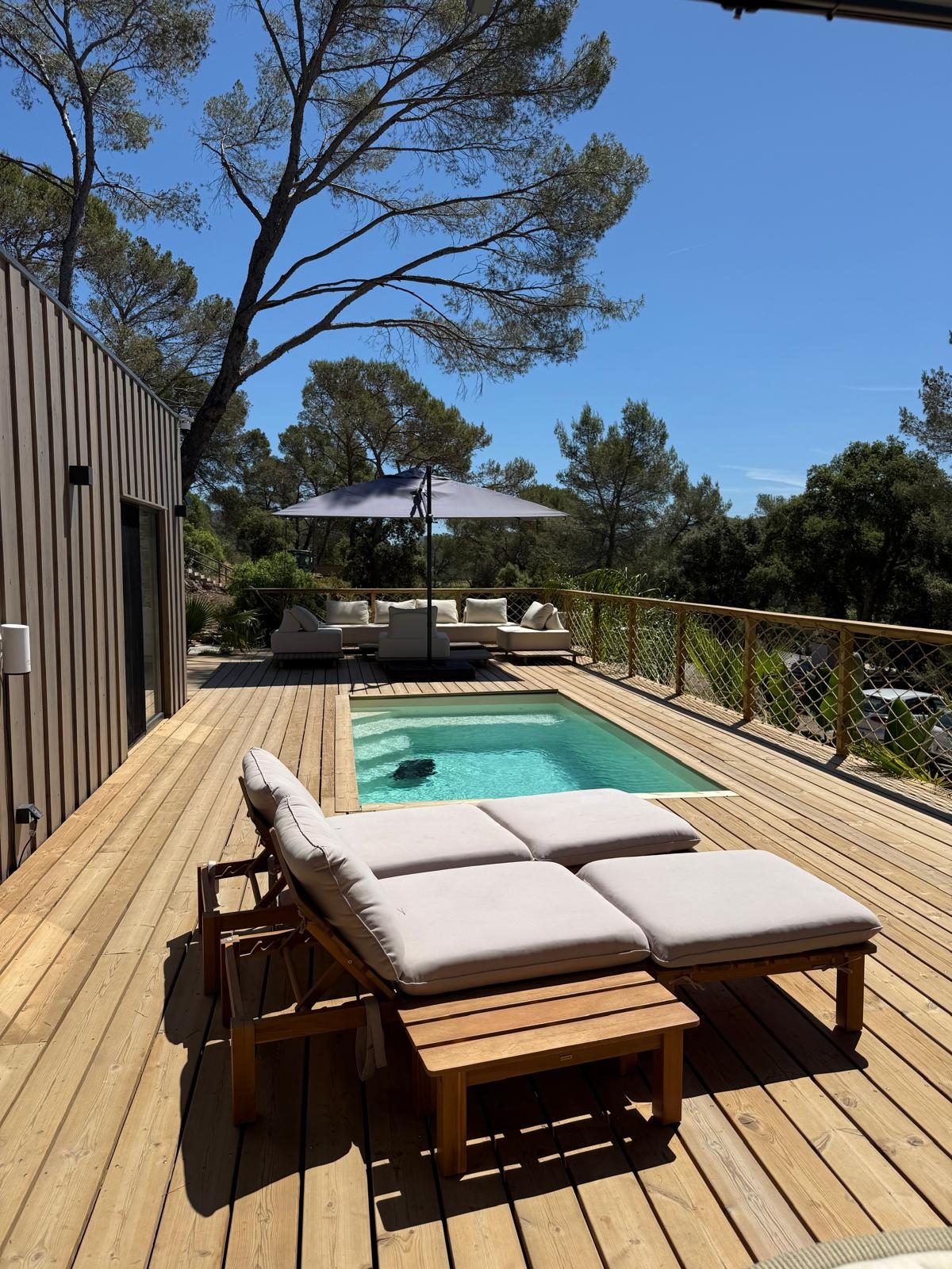Transats en bois au bord de la Piscine d'un chalet
