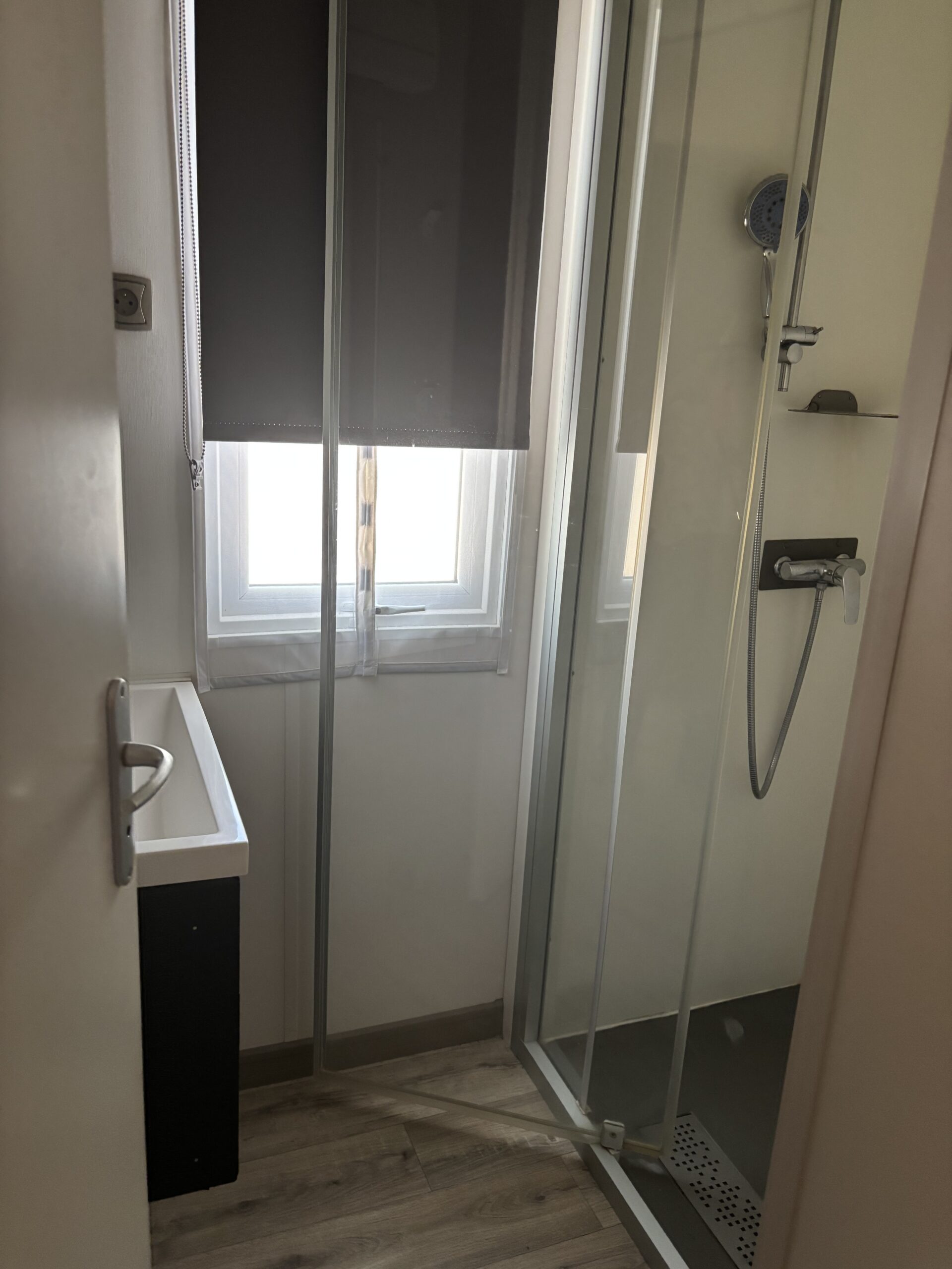 Salle d'eau d'un mobil-home avec douche à l'italienne et vasque
