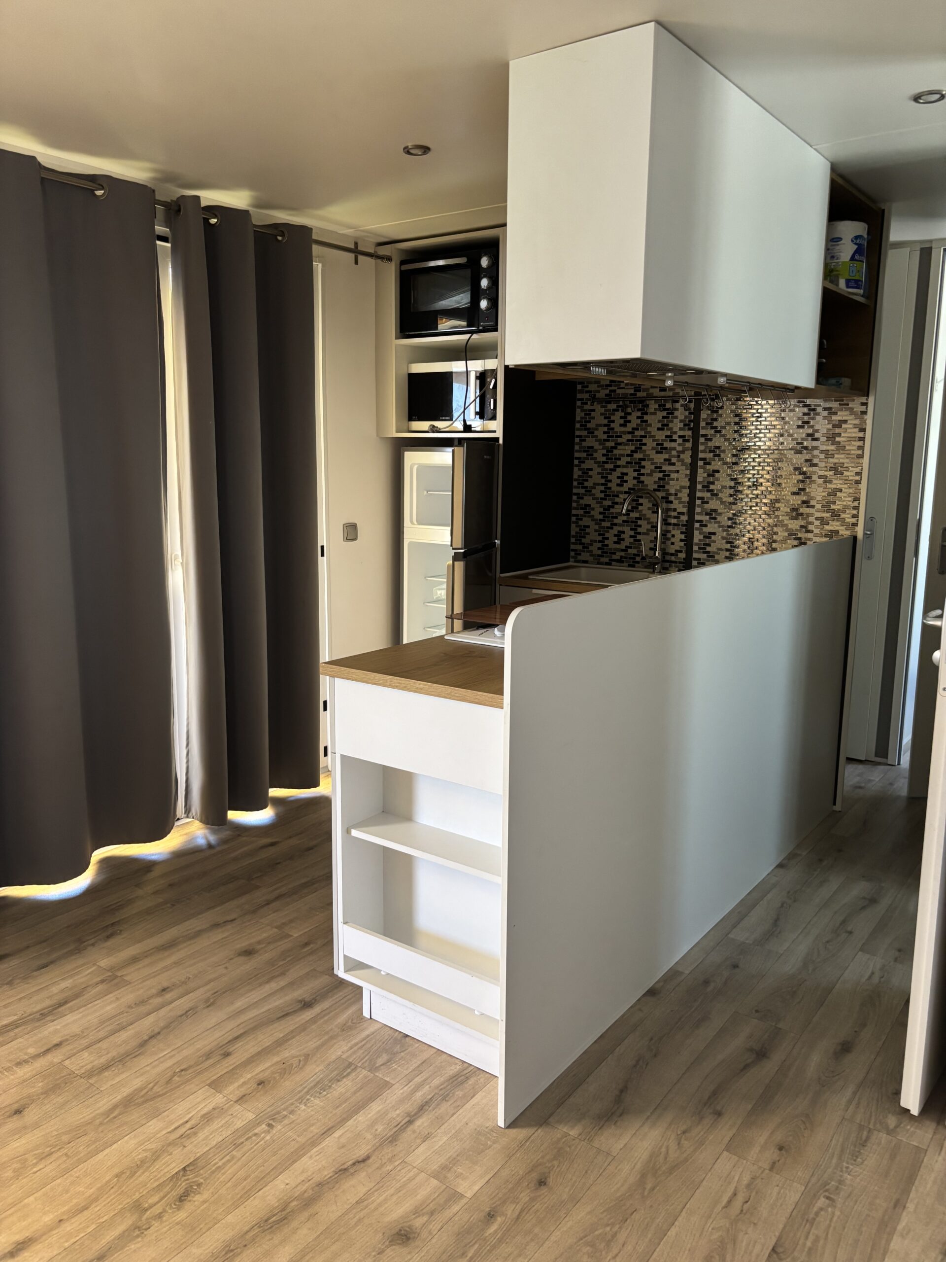 Cuisine ouverte sur le séjour d'un mobil-home du domaine