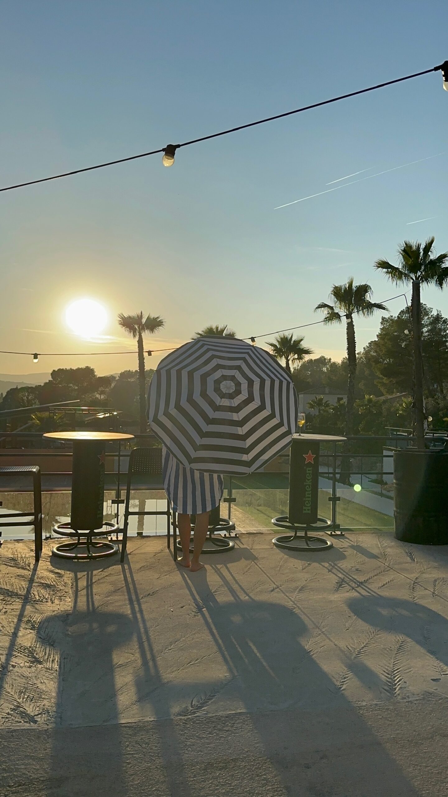 Terrasse extérieure du domaine au coucher du soleil, mange-debout et guirlande lumineuse