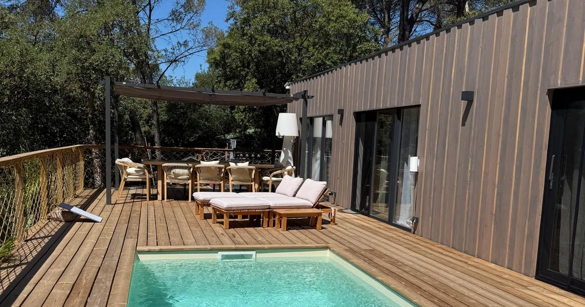 Chalet en bardage bois avec sa piscine privée et sa grande terrasse